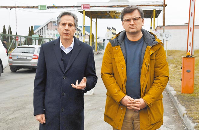 美國國務卿布林肯（左）和烏克蘭外交部長庫列巴5日在波蘭與烏克蘭邊界會面。（美聯社）