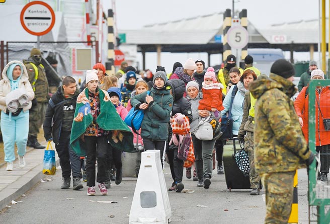 俄烏戰事進入第11天，大批烏克蘭難民5日從烏克蘭邊境進入波蘭。（路透）