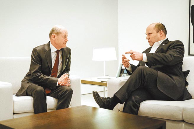 德國總理蕭茲（左）5日在德國柏林會見以色列總理班奈特。（路透）