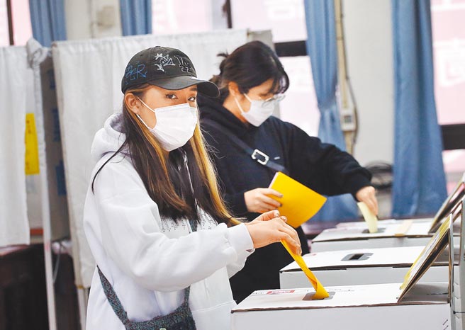 公投通过后，政府机关如果不执行，该如何呢？国民党立委决推动修法，明订政府机关要在半年内落实。图为2021年12月18日民眾参与四大公投投票。（本报资料照片）