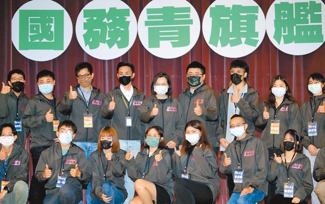 民进党举办「2022国务青旗舰营」，以「地方治理．根基永续」为主题，兼任党主席的蔡英文（中）总统6日出席结业式，盛讚年轻世代对公共政策和地方治理的关注，并邀请营队学员投入年底的选举工作。（陈君玮摄）