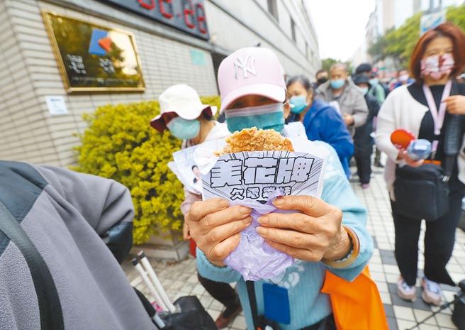 核四公投领衔人黄士修6日在经济部门口发鸡排，领到美花鸡排的民眾也不忘在经济部前打卡表示抗议。（郑任南摄）