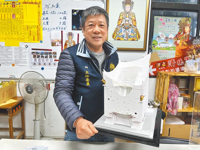 汐止济德宫主委许仲辰展示突破传统、全新设计的庙宇模型。（王扬杰摄）