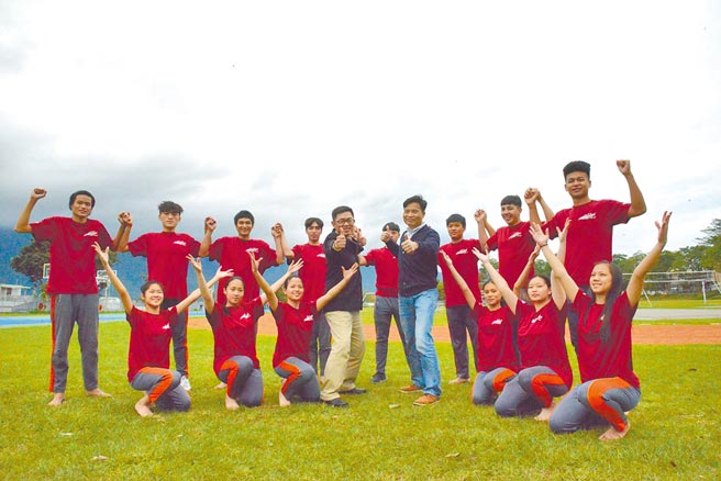 花蓮高工原住民舞蹈隊今年代表花蓮參加全國學生舞蹈比賽，勇奪高中職丙組特優冠軍，分數高達90.80分打破全國賽丙組過往的紀錄。（花蓮高工提供／羅亦晽花蓮傳真）