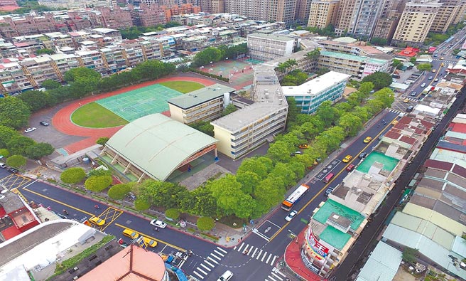 新北市「银新未来城」因受到缺工缺料、疫情影响流标，市府预计下半年启动第2次招商。图为三重碧华国中旧址。（新北市卫生局提供／叶德正新北传真）