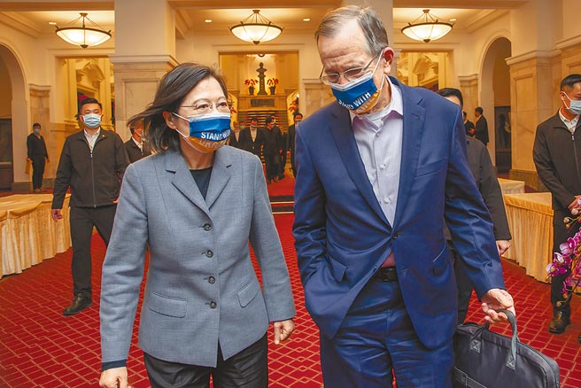 图为蔡英文总统（左）晚宴上会面美国总统拜登指派之跨党派资深代表团。（总统府提供）