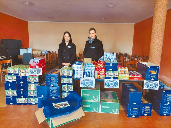歐洲波蘭慈濟志工匯整各方提供的食物、生活用品等物資，馳援烏克蘭。（慈濟基金會提供）