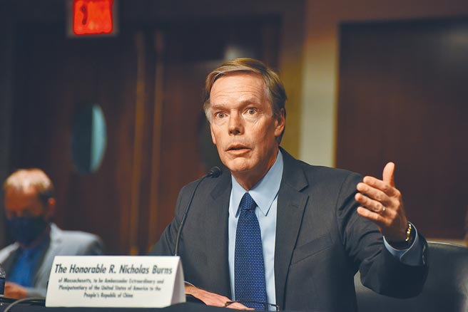 美国驻华大使馆5日于官方微博发布消息称，美国驻华大使尼古拉斯．伯恩斯已抵北京，他与美国使团人员和家人将隔离3周。此前，这一职位已空缺近1年半之久。（中新社）