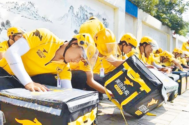 一位大陆全国人大代表近日在全国两会上鼓励年轻人进工厂当产业工人，少送快递当骑手，旋即引发网友论战。（新华社）