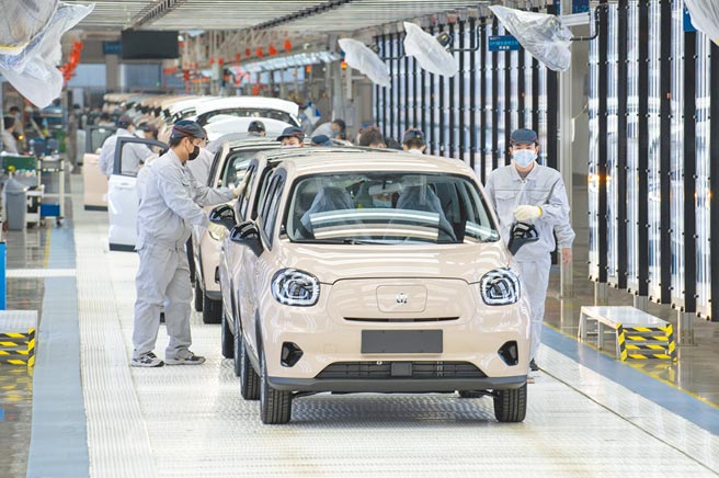 今年大陸新能源汽車總銷量預估達到500萬輛，年增率達42％，市場占有率將超過18％。圖為浙江新能源汽車小鎮內的一間汽車工廠作業。（新華社）