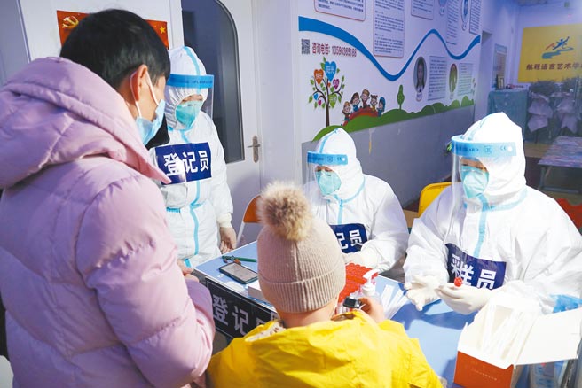 習近平5日強調「守住不出現疫情規模性反彈的底線」，被部分外媒解讀當前嚴格的「動態清零」防疫措施可能調整放鬆。圖為吉林省吉林市的市民接受核酸檢測。（中新社）