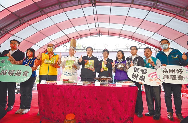 2022绿色生活悠游节6日席开80桌，严选在地食材响应环保。此外也颁发奖励金给防疫消毒有功人员。（桃园市政府提供／陈梦茹桃园传真）