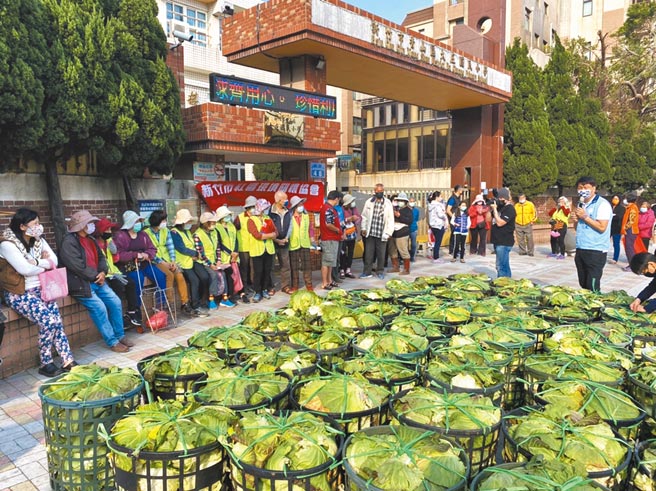 民眾党立委高虹安6日在新竹市举办「爱心挺青农」救高丽菜农活动，现场吸引大批民眾抢购。（陈育贤摄）