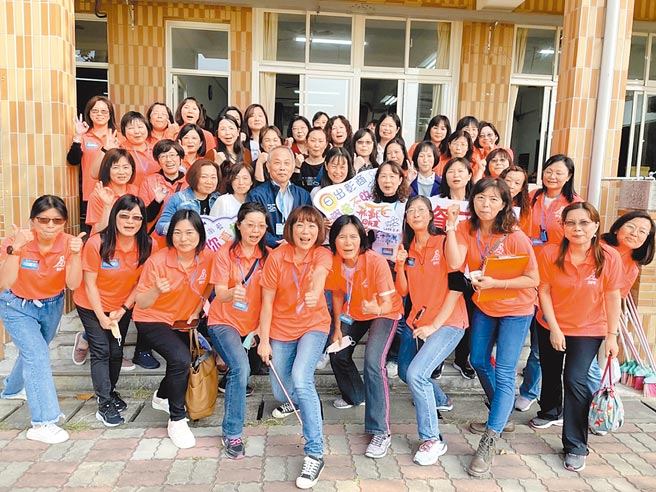 彰化高商6日举办毕业30年同学会「三十而丽、云岗相聚」，唤起青春岁月的回忆，有说不完故事。（吴敏菁摄）