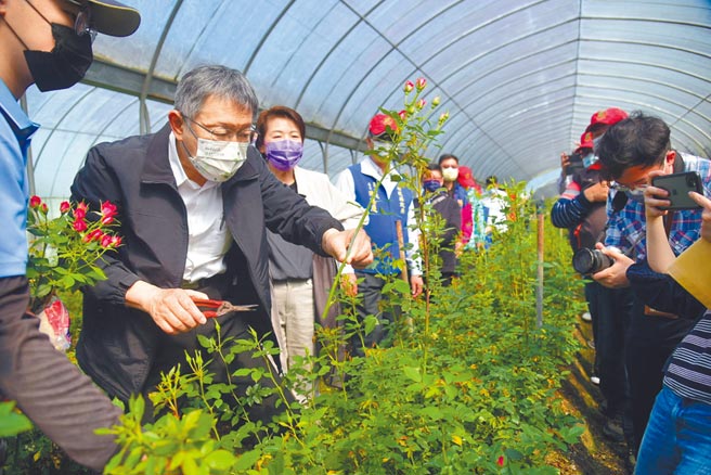 台北市長柯文哲為推廣冷鏈供應6日到訪南投，除參觀當地農場外，也與當地農民座談，期盼能吸引更多農民加入冷鏈。(縣府提供/吳建輝南投傳真)