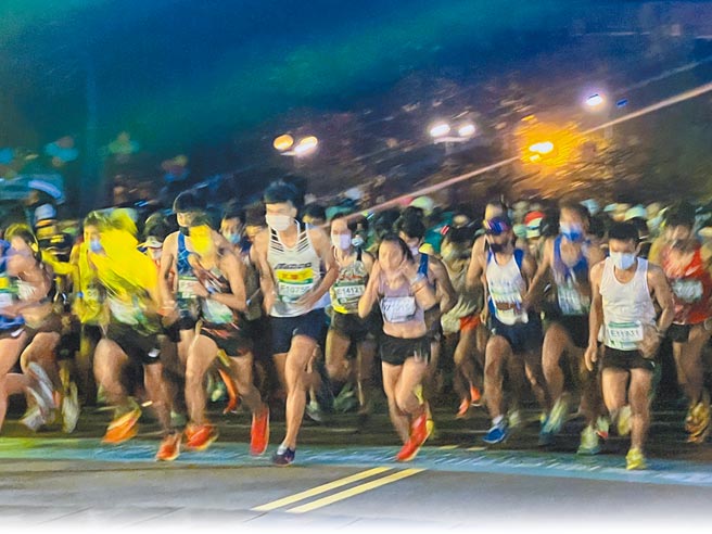 台南古都国际半程马拉松6日清晨天色仍昏暗时，从永华市政中心热血开跑，吸引1万6000人参赛。（洪荣志摄）