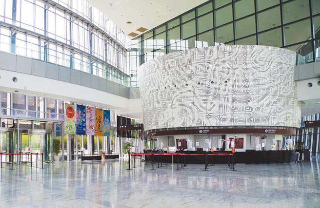 故宮南院5日傳出館內主要電力系統供電異常，部分公共區域無法正常供電，中午12點後博物館及展廳提前閉館，售票大廳空無一人。（呂妍庭攝）