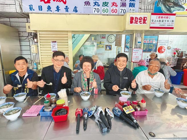 监察院长陈菊（中）6日南下旗津，先到当地着名庙宇「旗津天后宫」祈福，随后到小吃店享用早餐，希望找回旗津观光人潮。（洪浩轩摄）