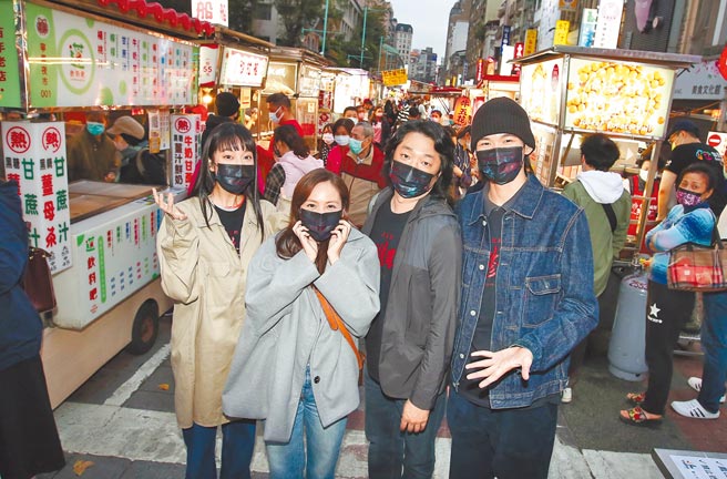 王渝萱（左起）、黃姵嘉、樓一安、黃聖球昨重返電影拍攝地寧夏夜市跑宣傳。（陳俊吉攝）