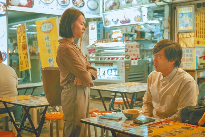 黃姵嘉（左）在寧夏夜市連珠炮狂罵飾演未婚夫的賴澔哲。（希望行銷提供）