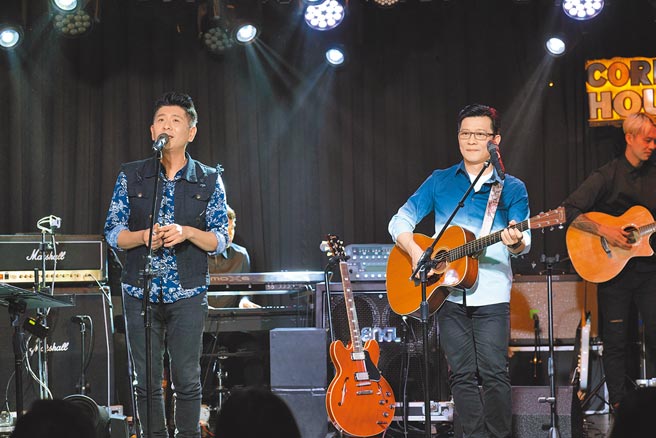 陈子鸿（右）与荒山亮组「鸿亮兄弟」携手开唱。（喜欢音乐提供）