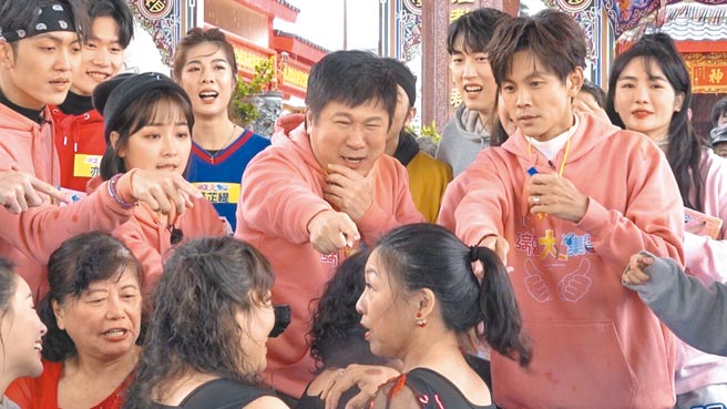 胡瓜（中）在《综艺大集合》里跟婆妈们的互动相当有趣。（民视提供）