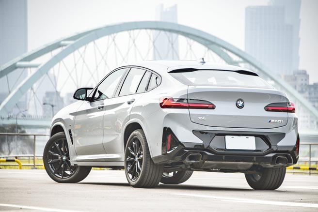 X4 M40i大量採用黑色高光澤裝飾。（陳大任攝）