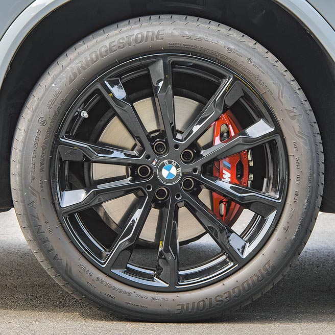 試駕車選配M紅色煞車套件（1.7萬元）。（陳大任攝）