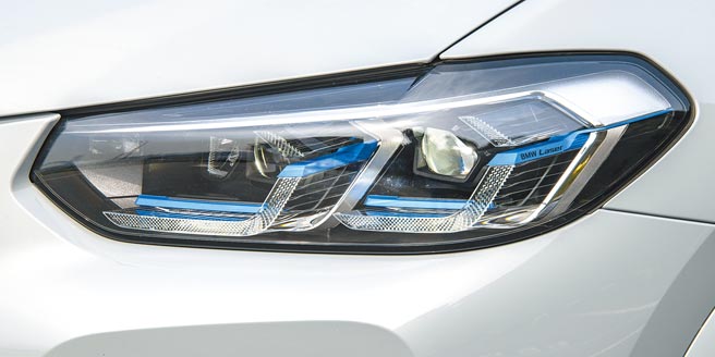 試駕車選配智慧雷射頭燈（6.4萬元）。（陳大任攝）