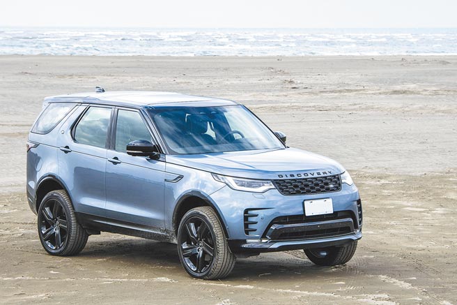 LAND ROVER DISCOVERY兼具尊榮、舒適及高度實用機能的全尺寸七人座休旅，豐富的電子控制讓操作更加簡便，圖為P300 R-Dynamic SE。（陳大任攝）
