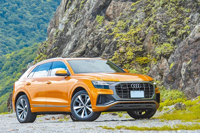 Audi Q8兼容豪華轎跑的內斂典雅，與大型休旅的舒適實用，quattro智慧型恆時四輪傳動系統讓駕馭體驗更佳，圖為55 TFSI quattro S line。（陳大任攝）