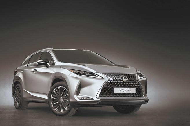 LEXUS RX系列整體造型前衛動感，修長三眼式LED頭燈組更是畫龍點睛，精緻的豪華內裝與高質感的駕乘體驗，更是RX系列的商品優勢。（和泰汽車提供）