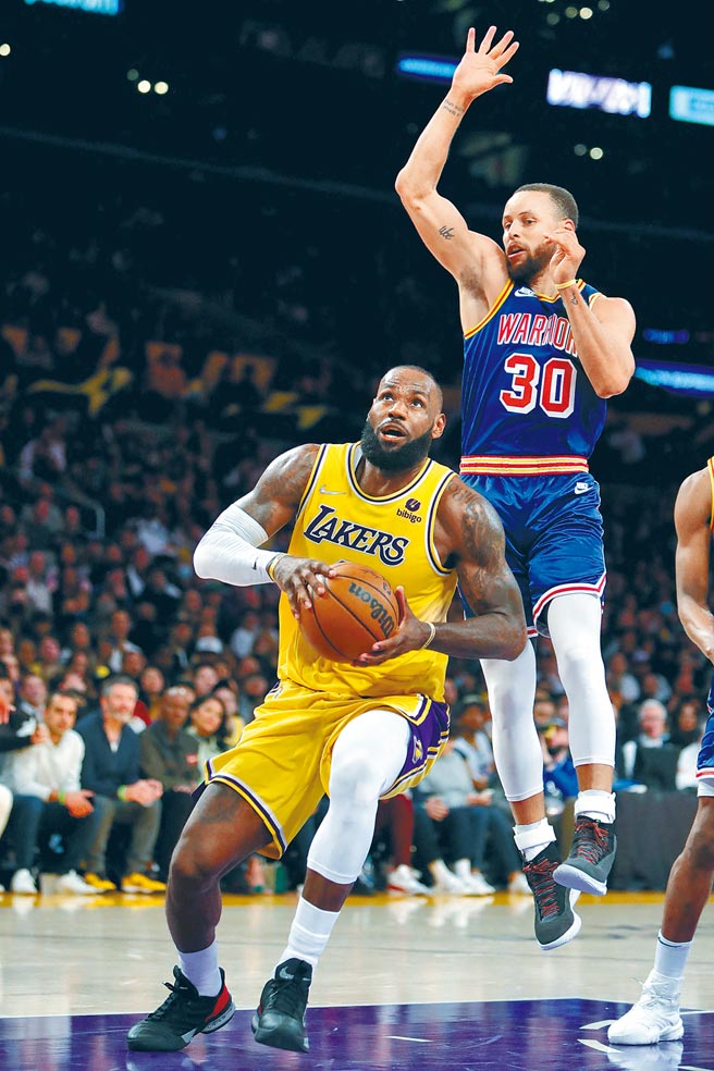 詹姆斯运球切入准备上篮，身后的柯瑞被骗到跳了起来。（路透）