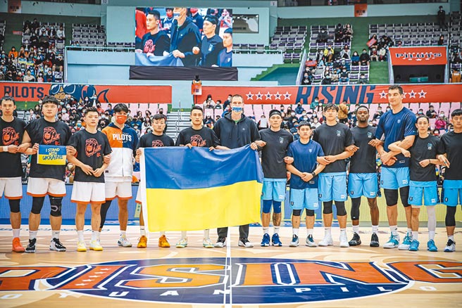 领航猿与富邦球员赛前列队声援来自乌克兰的富邦洋将塞瑟夫（中）。（PLG提供）