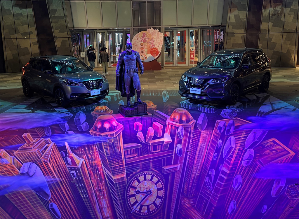 NISSAN舉辦KICKS「夜行版」及X-TRAIL「夜行版」3D地景藝術外展上市活動，在板橋大遠百呈現全台首座電影場景夜光3D地景藝術，受到民眾熱烈迴響。 (圖/NISSAN)