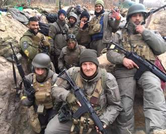 首批「國際傭兵團」抵烏克蘭! 全副武裝陣容合照曝光	