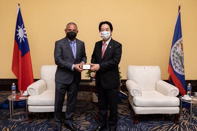 貝里斯總理布里仙紐（左）今早抵台，總統蔡英文將以國宴款待，並頒贈布里仙紐「特種大綬卿雲勳章」。（圖為賴清德副總統先前曾與布里仙紐會面／翻攝自賴清德臉書）