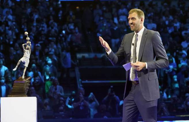 诺威兹基在今年初参加自己的退役仪式。（美联社资料照）