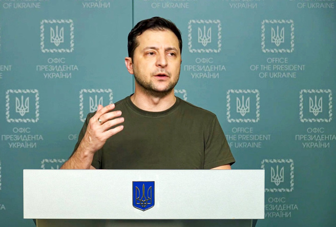 乌克兰总统泽伦斯基（Volodymyr Zelensky）于乌克兰当地时间7日午夜拍摄影片公布自己的藏身地，就在基辅的总统办公室，他呛声：「我没躲起来，我不怕任何人。」（资料照／美联社、乌克兰总统办公室提供）