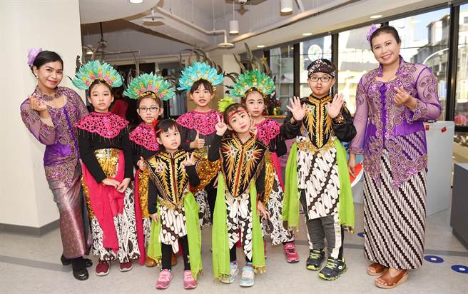 新住民与新二代也于成果展中带来精彩的异国风情舞及乐器等表演，还有美食DIY等体验。（陈世宗摄）
