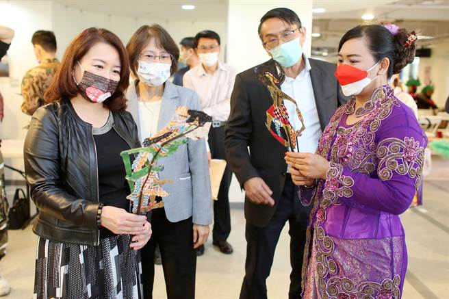 内政部移民署委托静宜大学办理「新住民多元文化人才培训计画」，并于东协广场「静宜大学臺中跨境体验示范基地」举办成果展。（陈世宗摄）