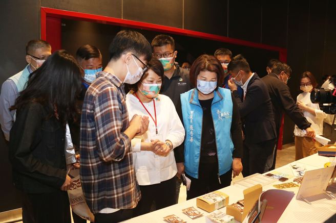 黄敏惠市长参观青年创业补助计画摊位／嘉义市政府提供