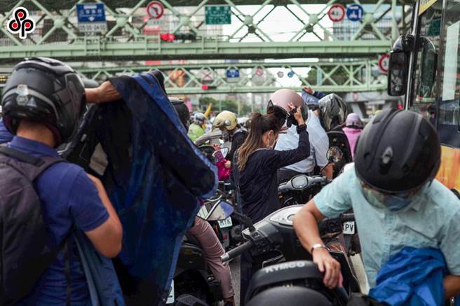 日前有机车骑士停下车来穿雨衣遭检举引发争议(本报资料照片)