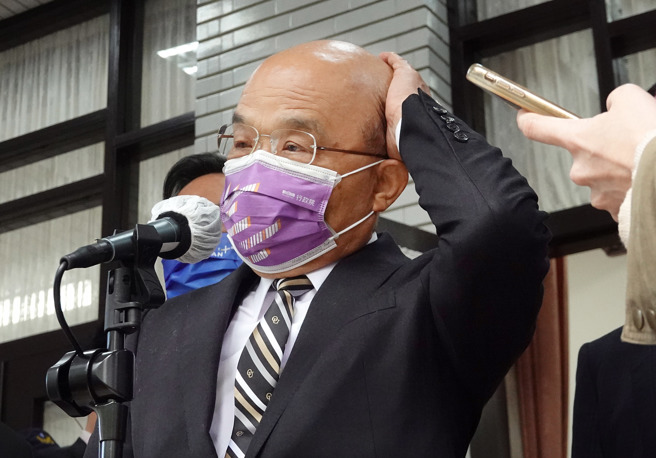 針對303全台大停電，經濟部長王美花留任，引發外界批評，行政院長蘇貞昌8日在立法院表示，王有表示要負起政治責任，但他告訴王，瀟灑地走是瀟灑，但把電網韌性等問題，6個月內找出來，盤整怎麼解決，才是負責任。（姚志平攝）