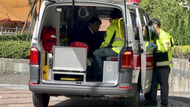 基隆市政府政风处长鲁志伟今天上午在基隆市议会电梯门口昏厥、流鼻血。（陈彩玲摄）