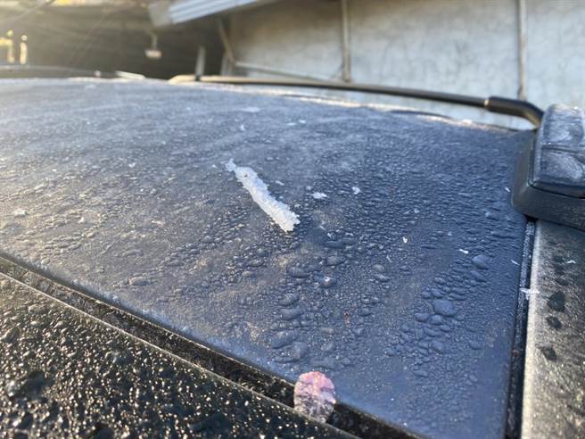 8日一早有民眾起床，在汽车车顶、玻璃等发现薄冰，兴奋的拿起手机拍照。(民眾提供／吴建辉南投传真)