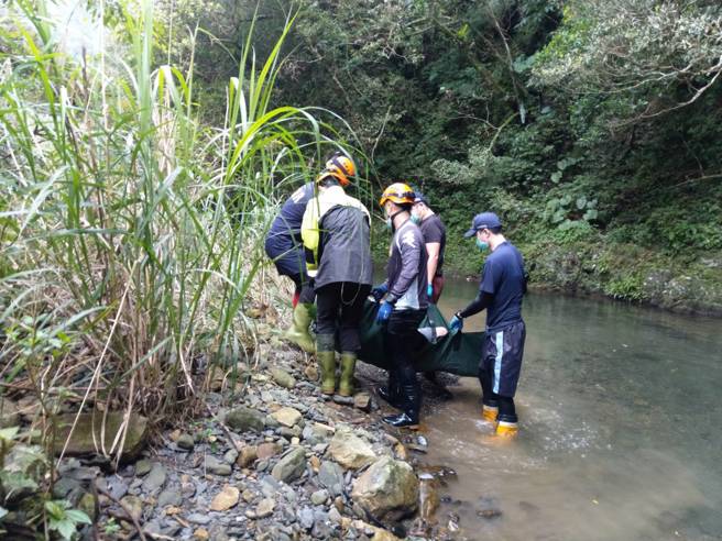 曾男与女友在环岛时发生口角，负气下车后，离奇陈尸溪中。（民眾提供）