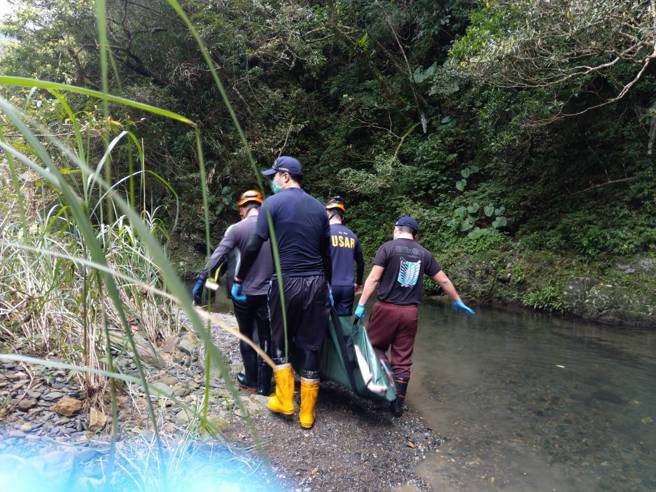 曾男与女友在环岛时发生口角，负气下车后，离奇陈尸溪中。（民眾提供）