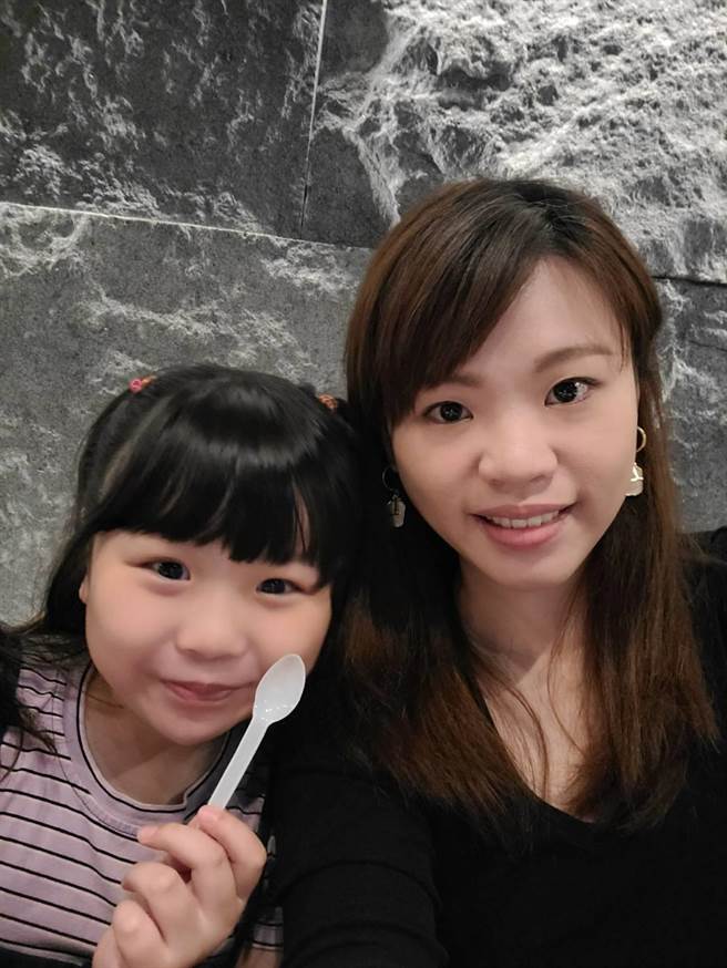 高雄发生气爆的当年，让女警陈家蓁放弃律师考试决定从警，图为陈家蓁和女儿的甜蜜合照。（翻摄照片／石秀华高雄传真）