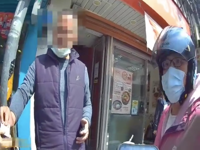 男车祸头破血流 急着想走原来是通缉犯（图片撷取自影片）